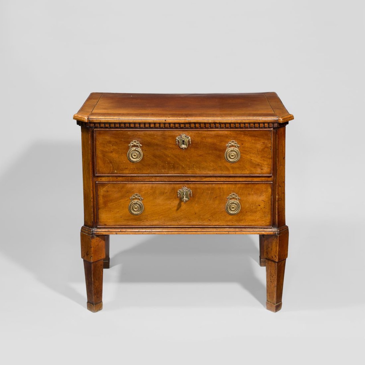 Auf diesem Bild ist das folgende Kunstwerk zu sehen:  Mitteldeutsch. Frühklassizistische Kommode mit zwei Schüben. Um 1790/1800.