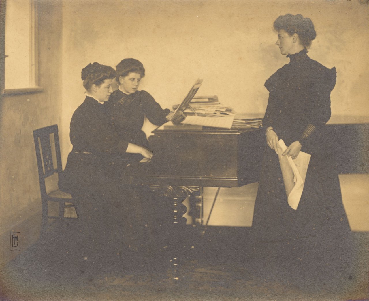 Auf diesem Bild ist das folgende Kunstwerk zu sehen: Hugo Erfurth. Klavierstunde. Um 1900/10.