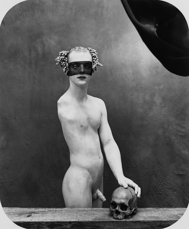 Auf diesem Bild ist das folgende Kunstwerk zu sehen: Joel-Peter Witkin. „,Portrait as a Vanité‘, New Mexico“. 1994.