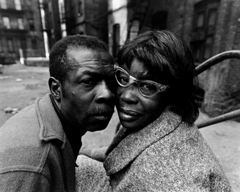 Auf diesem Bild ist das folgende Kunstwerk zu sehen: Bruce Davidson. Ohne Titel, aus der Serie „East 100th Street“. 1966.