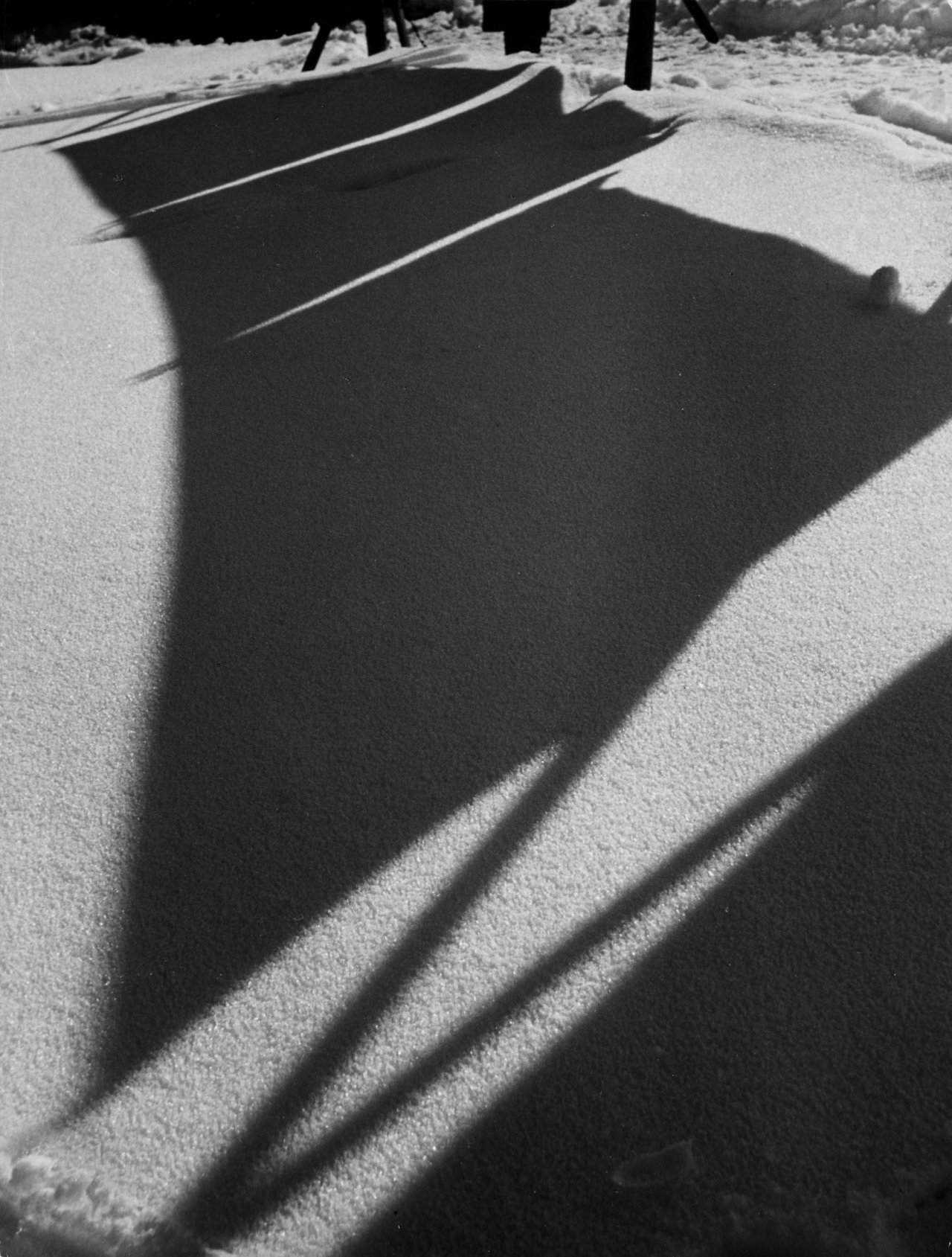 Auf diesem Bild ist das folgende Kunstwerk zu sehen: Siegfried Lauterwasser. „Schwingende Grauflächen“ (Schatten von aufgehängter Wäsche auf Schneefläche). 1950.