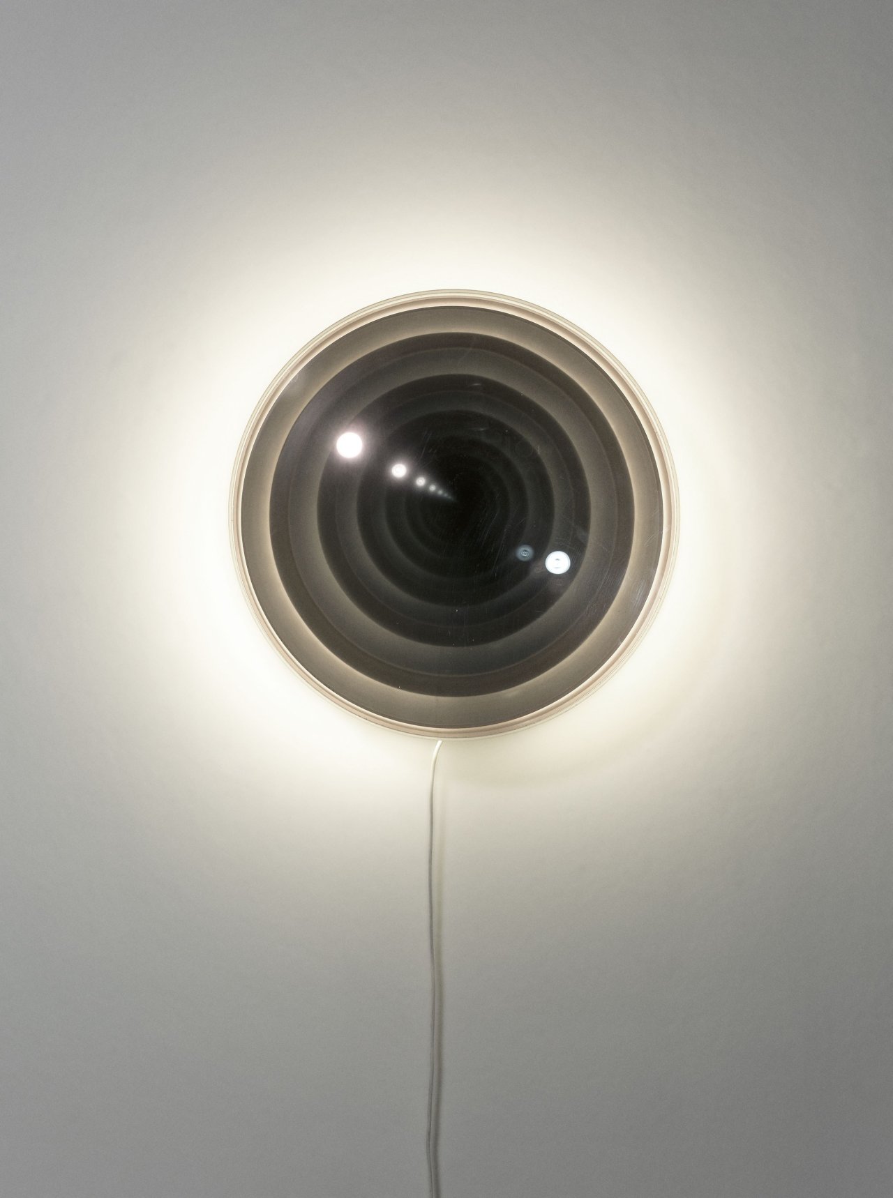 Auf diesem Bild ist das folgende Kunstwerk zu sehen: Adolf Luther. Sphärisches Objekt mit Licht. 1975.
