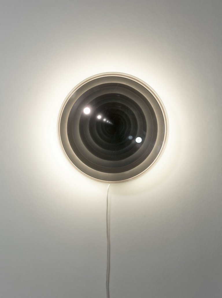 Auf diesem Bild ist das folgende Kunstwerk zu sehen: Adolf Luther. Sphärisches Objekt mit Licht. 1975.