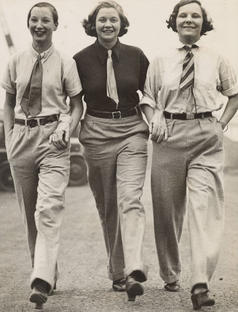 Auf diesem Bild ist das folgende Kunstwerk zu sehen:  Keystone View Agentur. 'Garçonnes' à la mode. Um 1928.