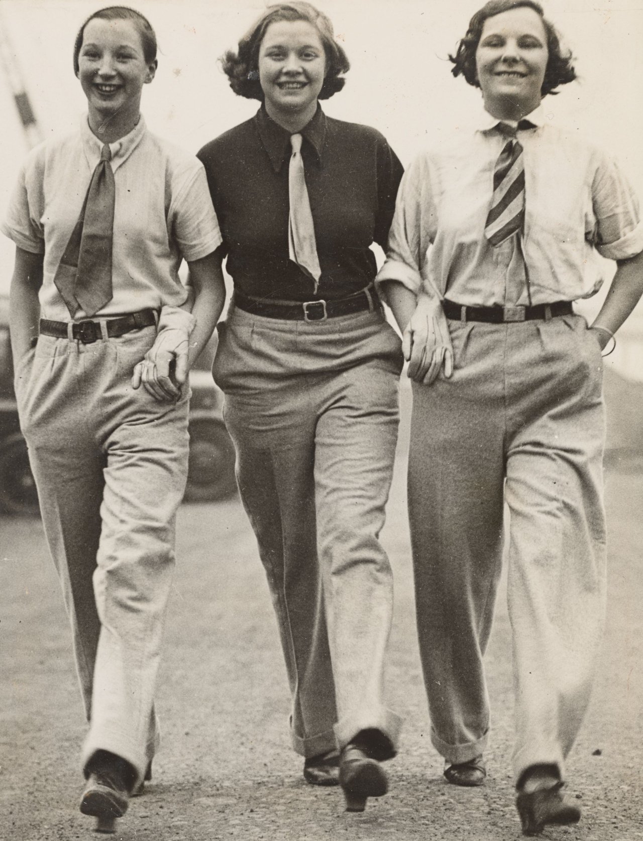 Auf diesem Bild ist das folgende Kunstwerk zu sehen:  Keystone View Agentur. 'Garçonnes' à la mode. Um 1928.