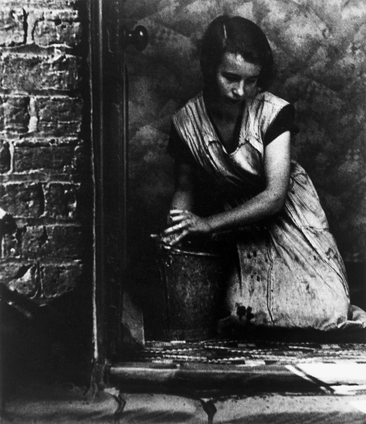 Auf diesem Bild ist das folgende Kunstwerk zu sehen: Bill Brandt. London, East End. 1937.