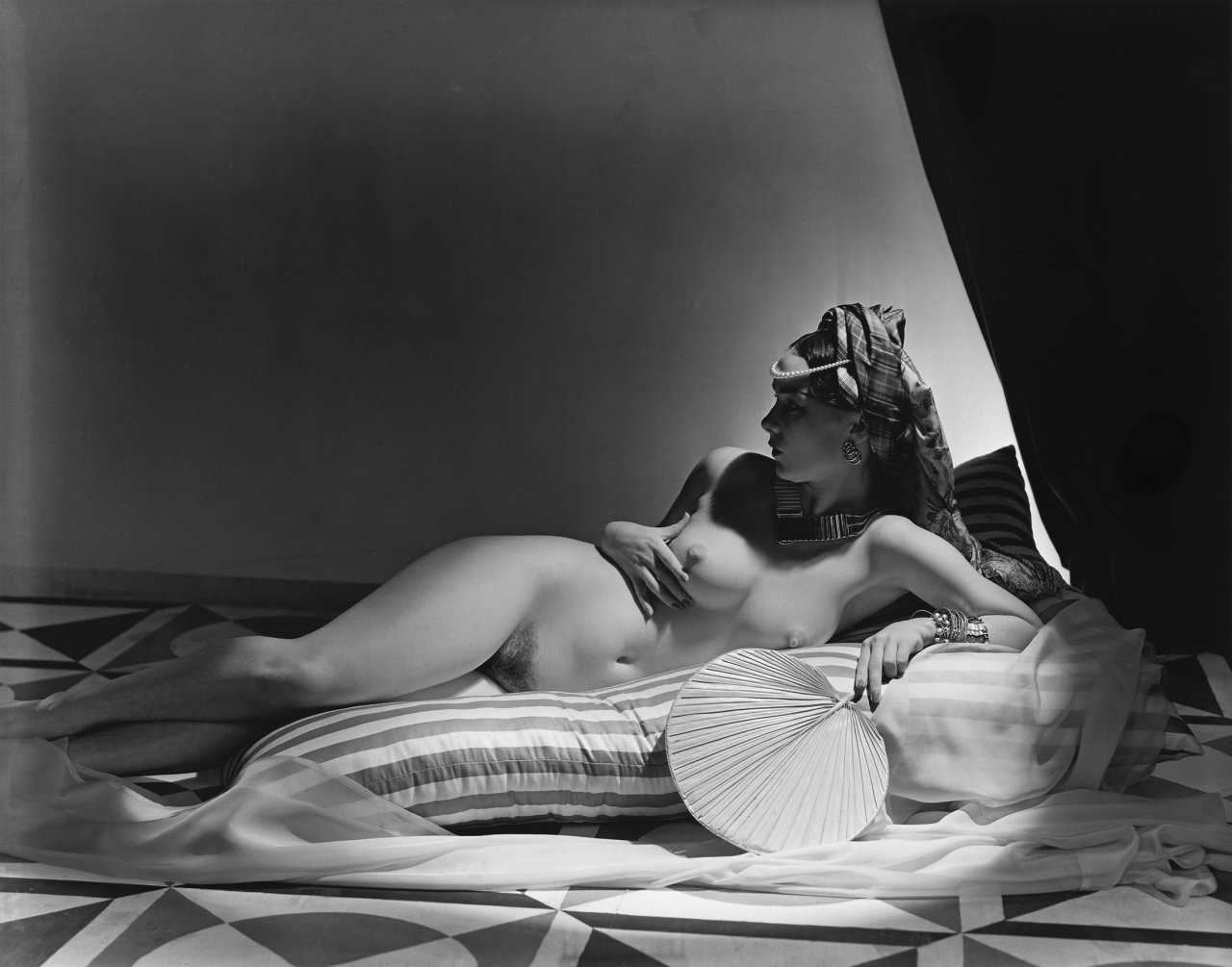 Auf diesem Bild ist das folgende Kunstwerk zu sehen: Horst P. Horst (d.i. Horst Paul Albert Bohrmann). Odalisque III, NY. 1943.