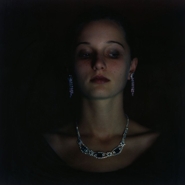 Auf diesem Bild ist das folgende Kunstwerk zu sehen: Bill Henson. Ohne Titel „No. 21/51“, aus: „Paris Opera Project“. 1990-1991.