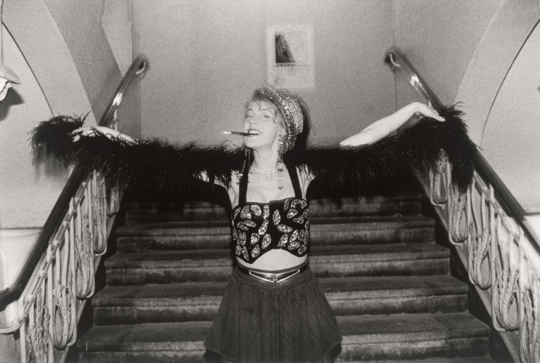 Auf diesem Bild ist das folgende Kunstwerk zu sehen: Sibylle Bergemann. „Varieté Chamäleon, Berlin“. 1991.
