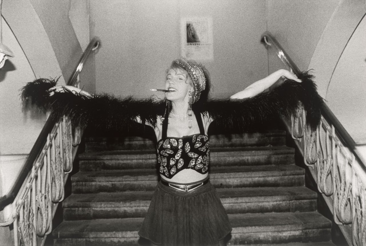 Auf diesem Bild ist das folgende Kunstwerk zu sehen: Sibylle Bergemann. „Varieté Chamäleon, Berlin“. 1991.