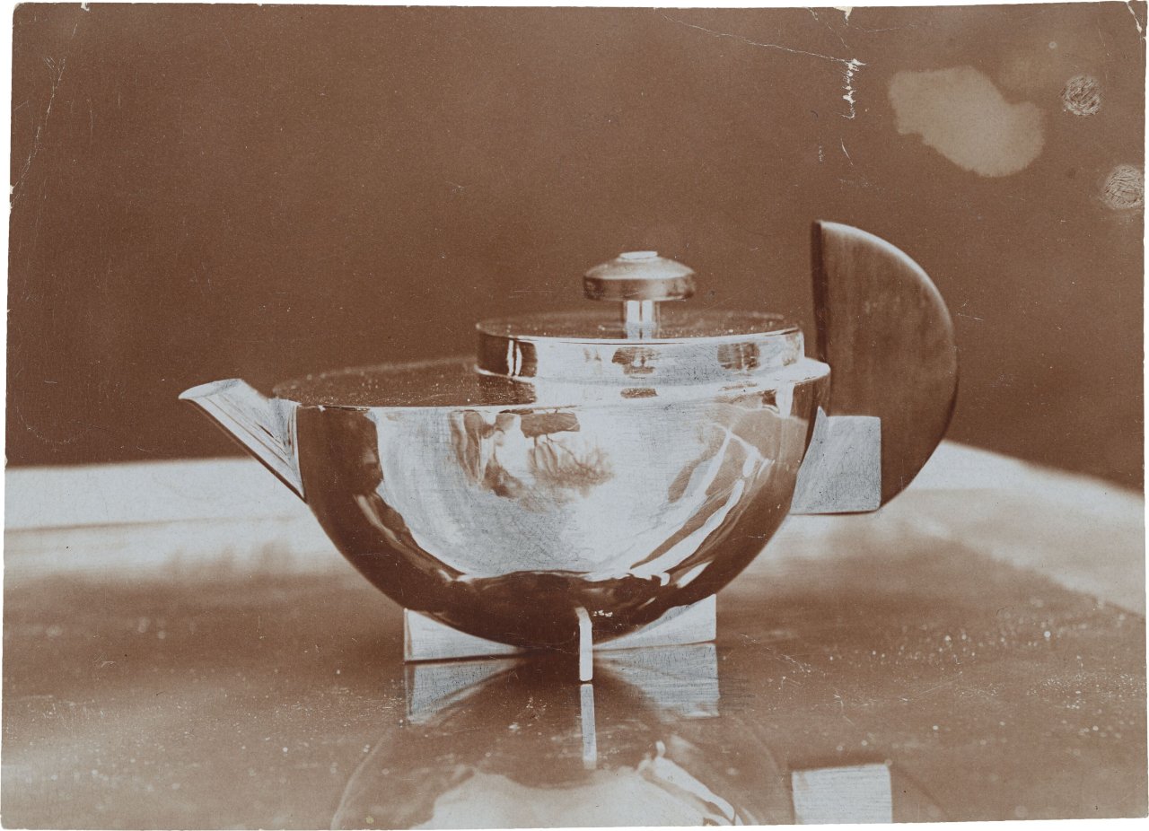 Auf diesem Bild ist das folgende Kunstwerk zu sehen: Marianne Brandt. Tee-Extraktkännchen (MT 49), Entwurf von Marianne Brandt (1924). Um 1924.