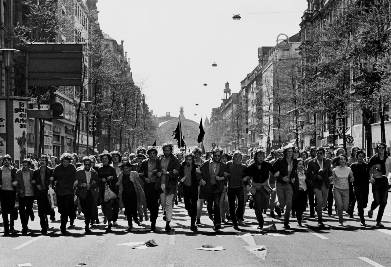 Auf diesem Bild ist das folgende Kunstwerk zu sehen: Barbara Klemm. „Demonstration, Frankfurt“. 1970.