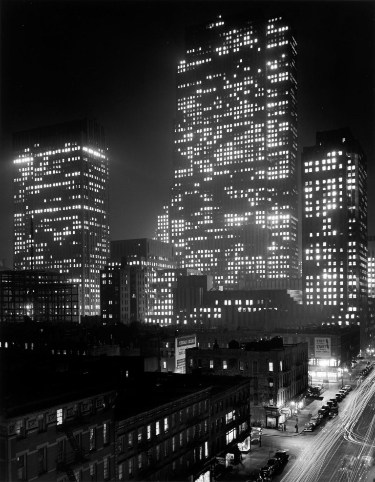 Auf diesem Bild ist das folgende Kunstwerk zu sehen: Andreas Feininger. Ohne Titel (Manhattan by Night). 1940er Jahre.