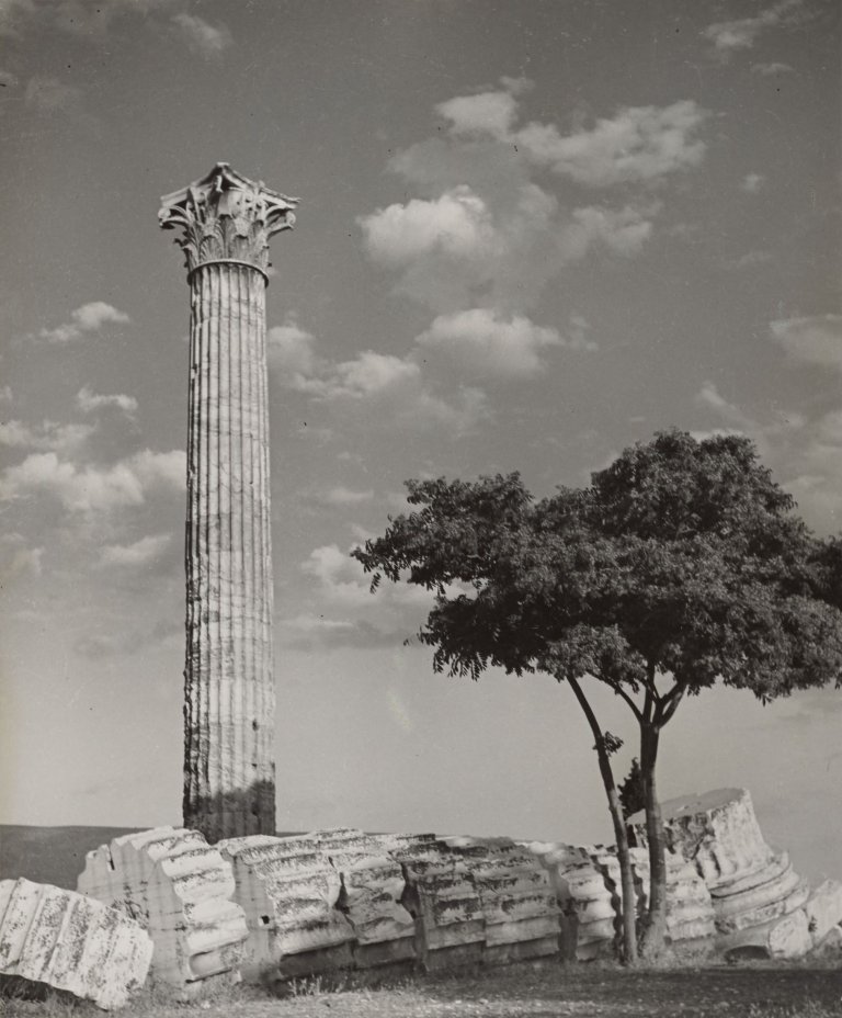 Auf diesem Bild ist das folgende Kunstwerk zu sehen: Herbert List. „Athen, Olympieion“. 1937.