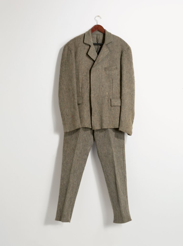 Auf diesem Bild ist das folgende Kunstwerk zu sehen: Joseph Beuys. „Filzanzug“. 1970.