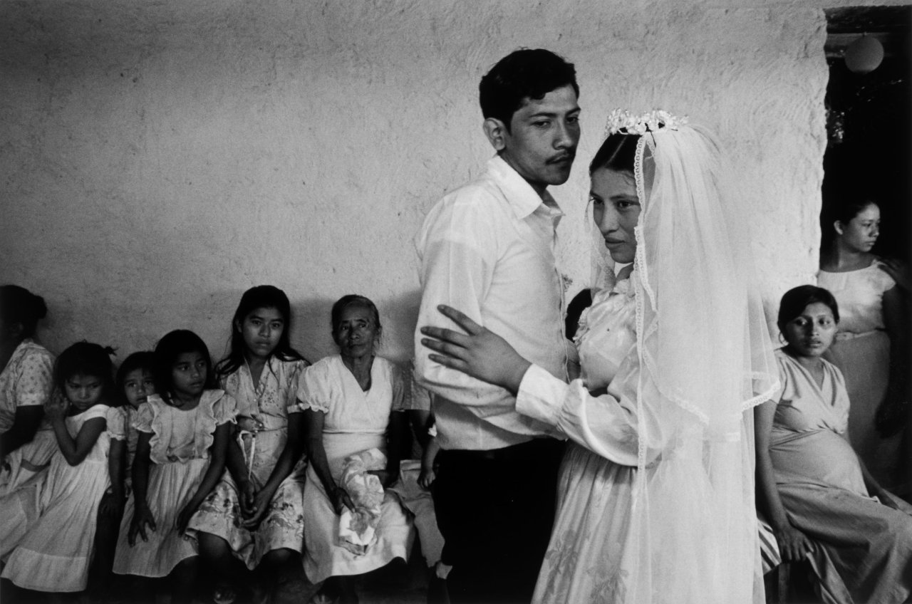 Auf diesem Bild ist das folgende Kunstwerk zu sehen: Susan Meiselas. „Wedding. El Salvador“. 1983.