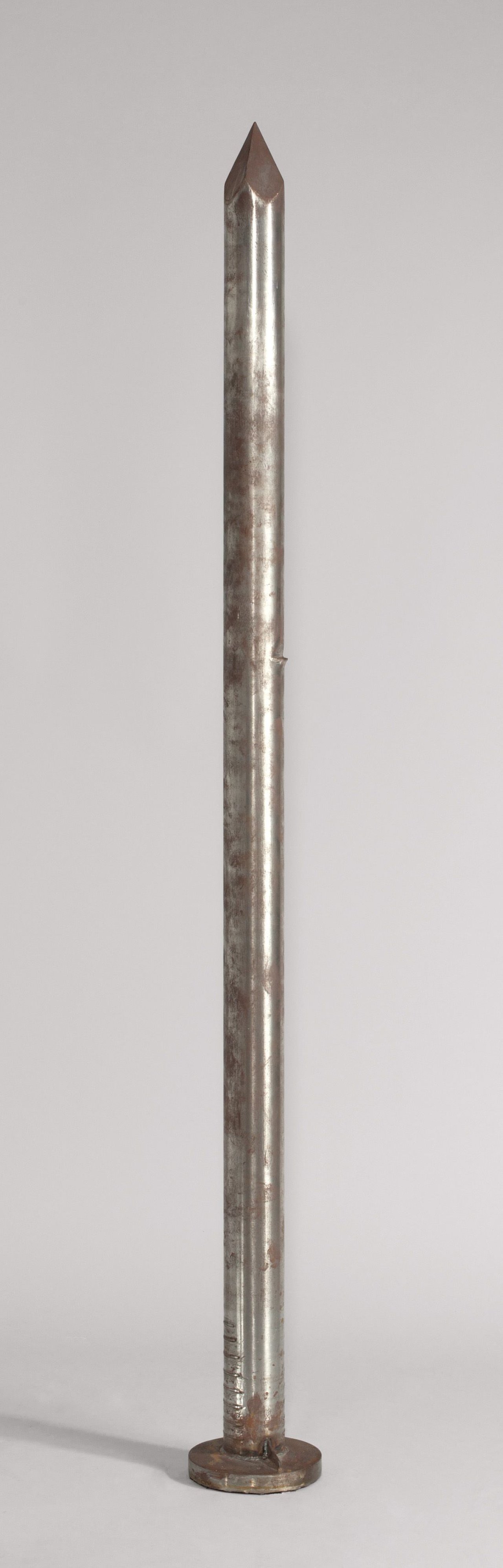 Auf diesem Bild ist das folgende Kunstwerk zu sehen: Günther Uecker. „Der Nagel“. 1989.