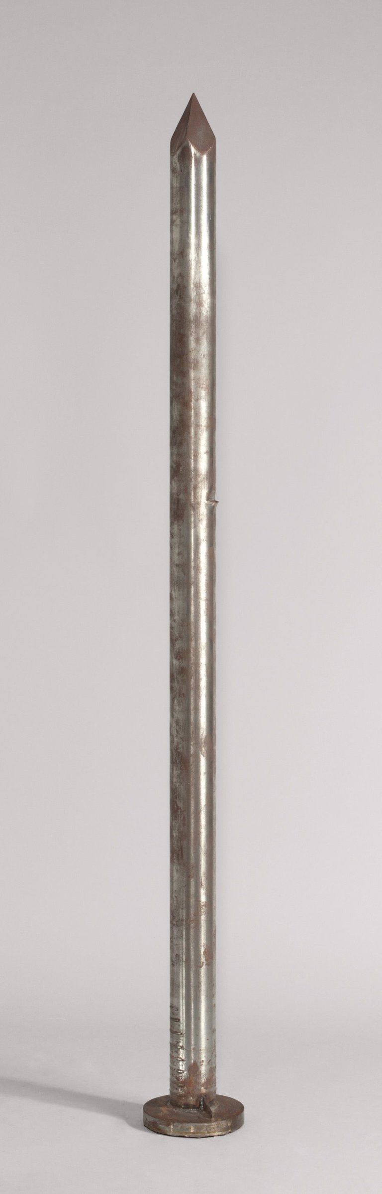 Auf diesem Bild ist das folgende Kunstwerk zu sehen: Günther Uecker. „Der Nagel“. 1989.