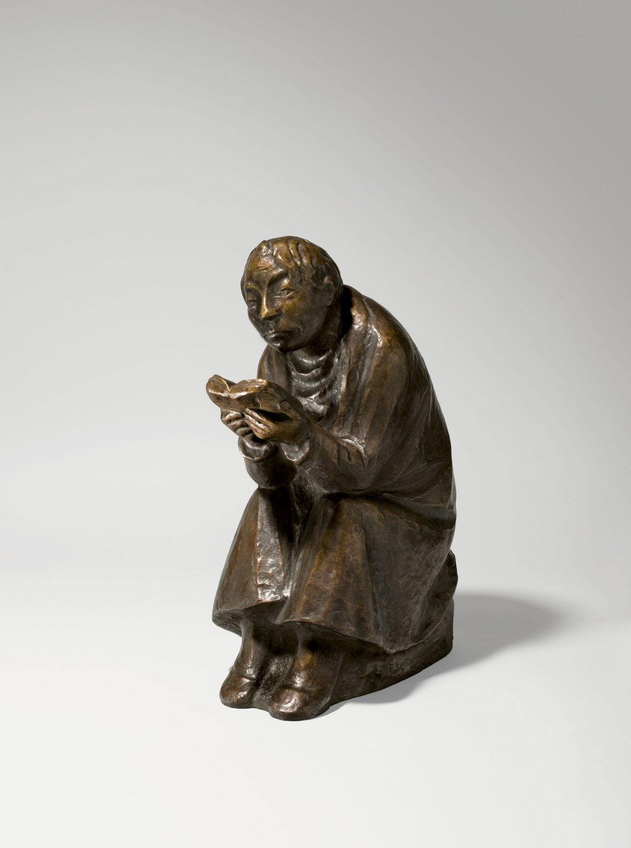 Auf diesem Bild ist das folgende Kunstwerk zu sehen: Ernst Barlach. „Der Buchleser“. 1936.