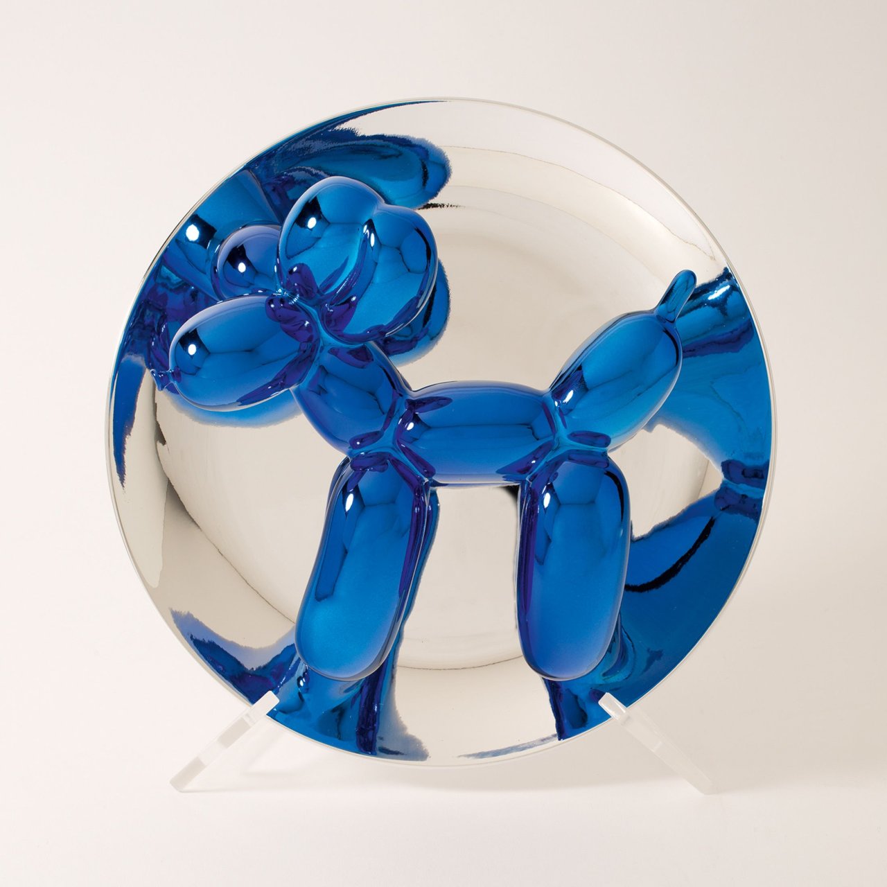 Auf diesem Bild ist das folgende Kunstwerk zu sehen: Jeff Koons. „Balloon Dog (Blue)“. 2002.