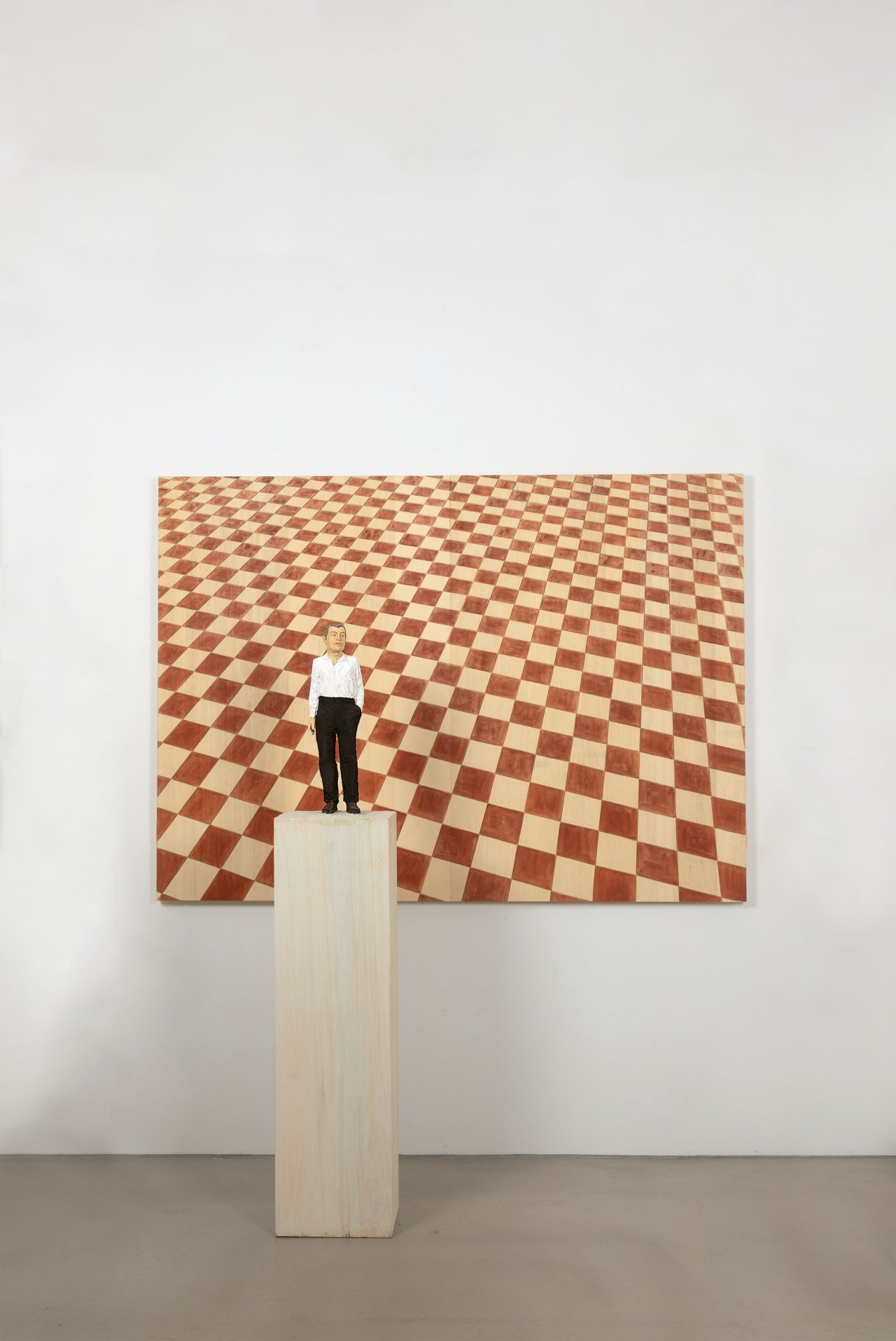 Auf diesem Bild ist das folgende Kunstwerk zu sehen: Stephan Balkenhol. Mann mit schwarzer Hose mit Rautenrelief. 2004.