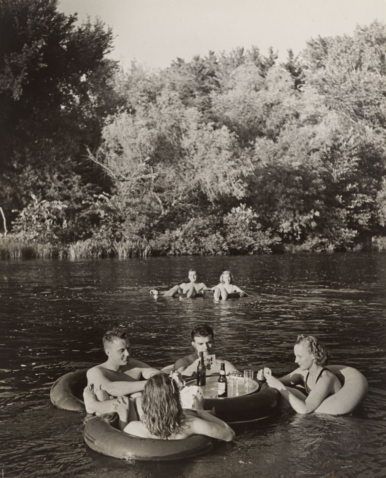 Auf diesem Bild ist das folgende Kunstwerk zu sehen: Alfred Eisenstaedt. Inner Tube Floating Party on the Apple River. Somerset, Wisconsin. 1941.