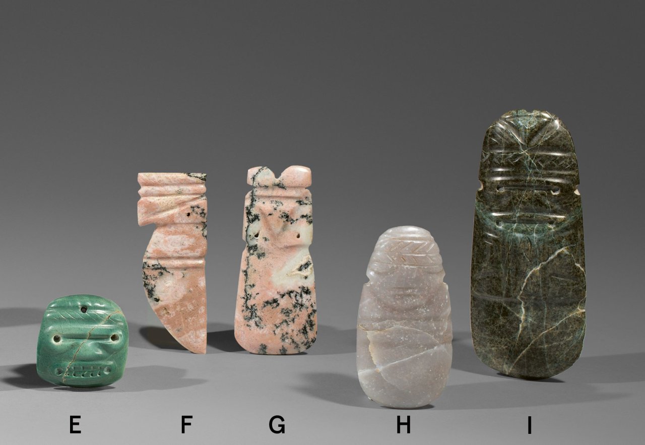 Auf diesem Bild ist das folgende Kunstwerk zu sehen:  Präkolumbisch, Kultur der Guanacaste. Jadeanhänger – Großer ovaler Axtgott in Form eines stark stilisierten Menschen. 600–1200 n. Chr..