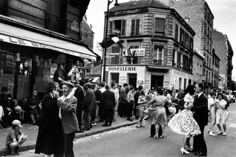Auf diesem Bild ist das folgende Kunstwerk zu sehen: Gisèle Freund. 14. Juli, Rue Boulard, Paris. 1952.