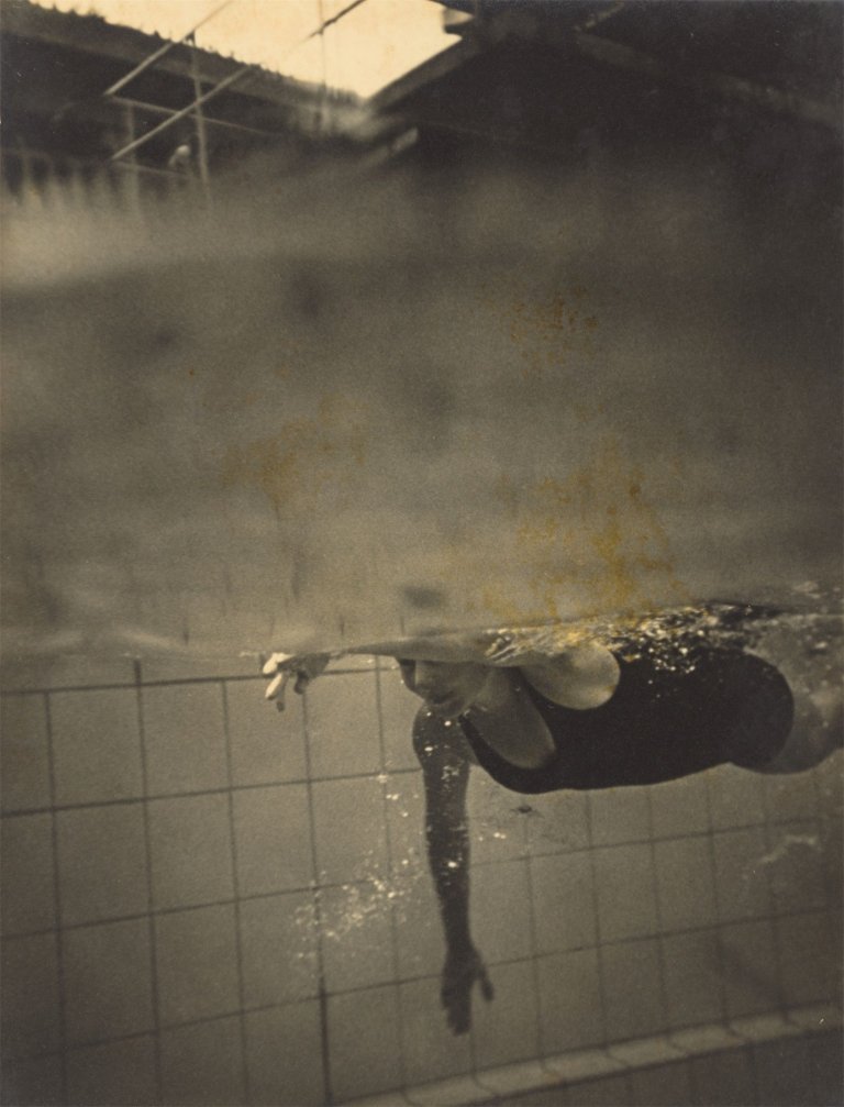 Auf diesem Bild ist das folgende Kunstwerk zu sehen: Leni Riefenstahl. Die Kamera auf der Wasserlinie. 1936.