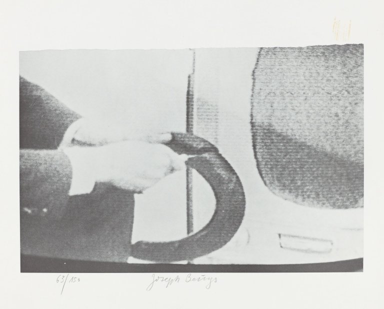 Auf diesem Bild ist das folgende Kunstwerk zu sehen: Joseph Beuys. „Sitting in front of your TV“. 1972.