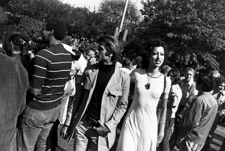 Auf diesem Bild ist das folgende Kunstwerk zu sehen: Garry Winogrand. Ohne Titel, aus der Serie „Women are beautiful“. 1960er–1970er Jahre.