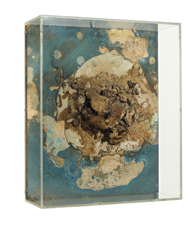 Auf diesem Bild ist das folgende Kunstwerk zu sehen: Dieter Roth. „Insel“ (Kleiner Schimmelhaufen). 1968.