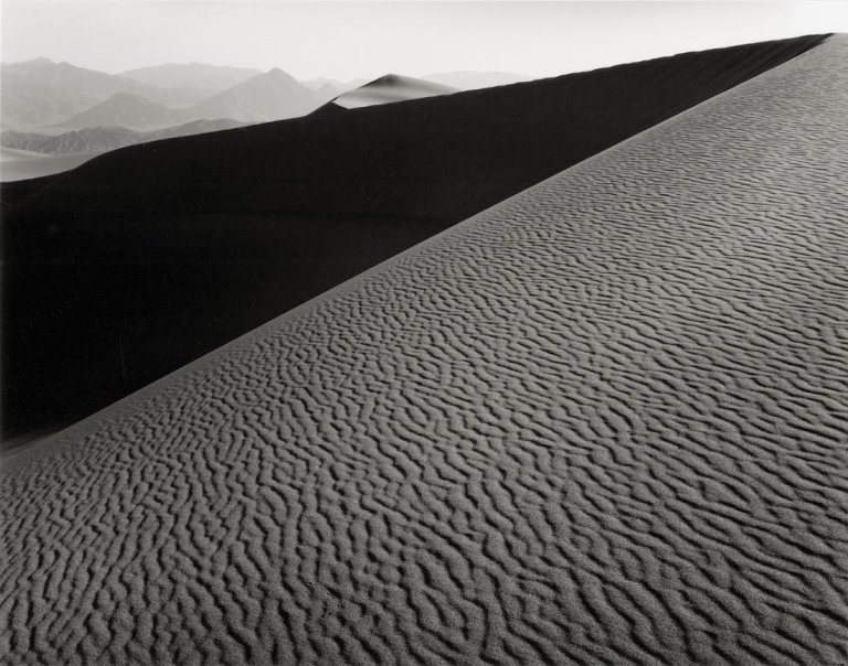 Auf diesem Bild ist das folgende Kunstwerk zu sehen: Howard Bond. „Dunes I, Death Valley, California“. 1980.