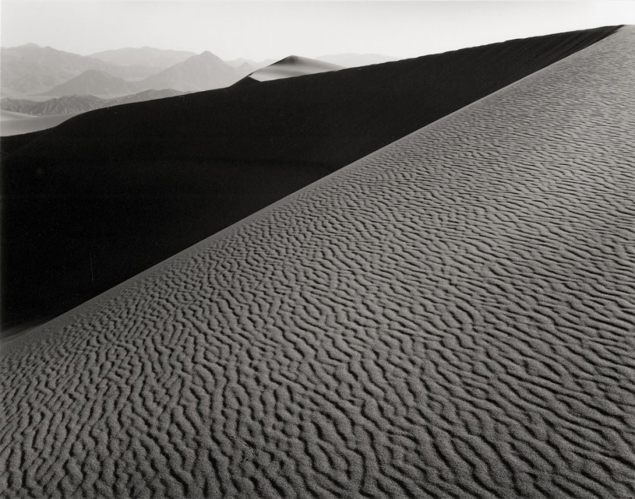 Auf diesem Bild ist das folgende Kunstwerk zu sehen: Howard Bond. „Dunes I, Death Valley, California“. 1980.