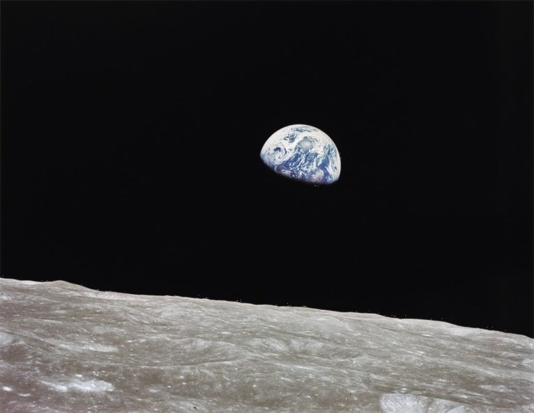 Auf diesem Bild ist das folgende Kunstwerk zu sehen:  NASA. Apollo VIII: Earthrise. 1968.