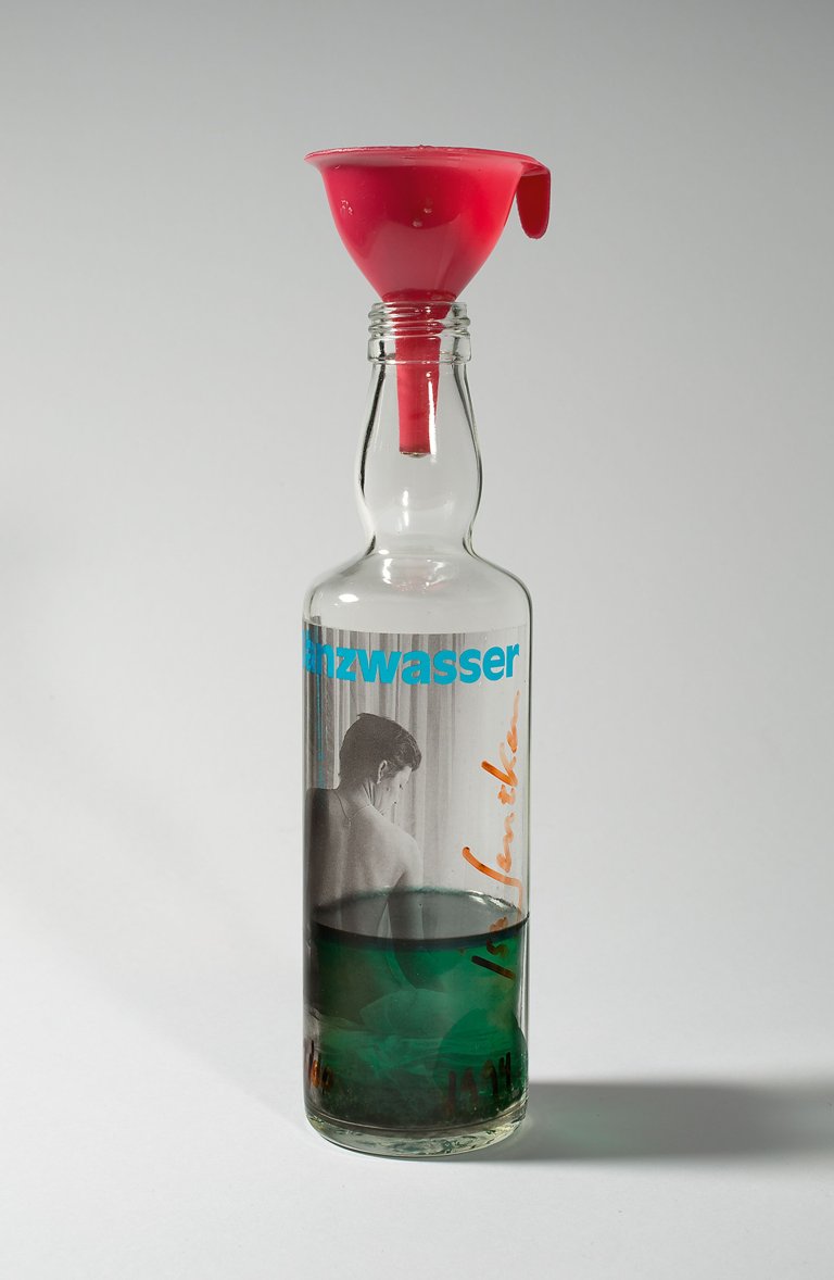 Auf diesem Bild ist das folgende Kunstwerk zu sehen: Isa Genzken. „Glanzwasser“. 1994.