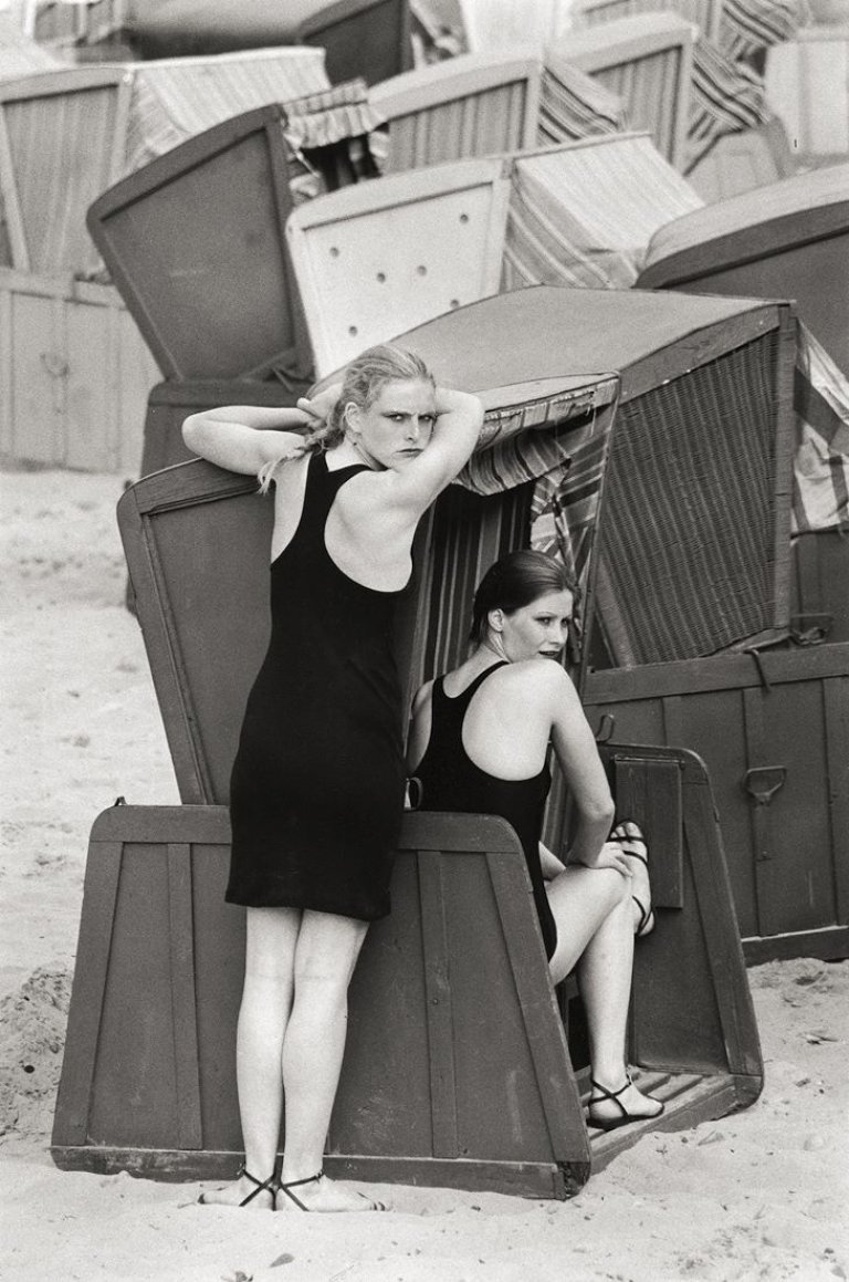 Auf diesem Bild ist das folgende Kunstwerk zu sehen: Sibylle Bergemann. „Sellin, Marisa u. Liane“. 1981.
