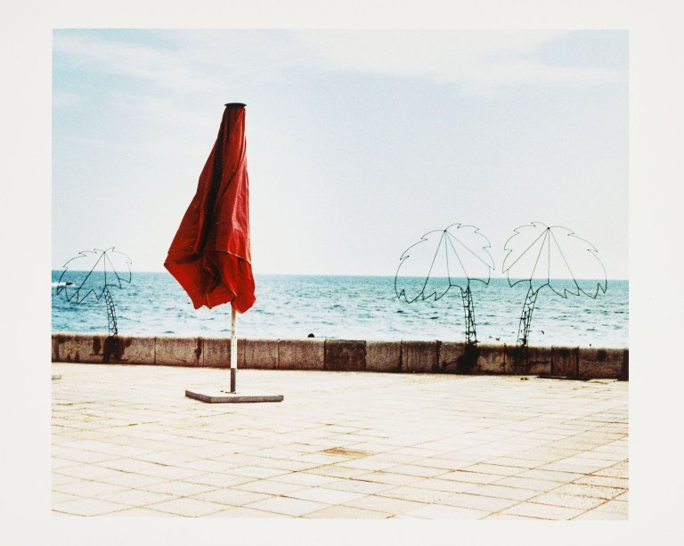 Auf diesem Bild ist das folgende Kunstwerk zu sehen:  Mappenwerk. „Warm up. Fotoarbeiten von Studierenden der Universität Essen“. 2003.