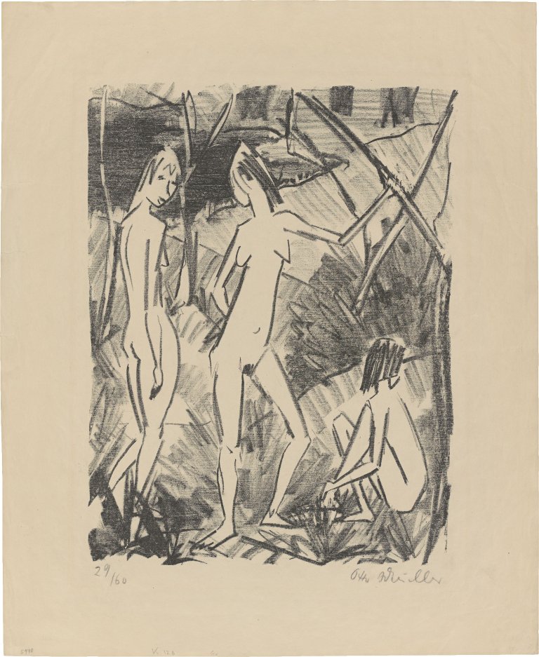 Auf diesem Bild ist das folgende Kunstwerk zu sehen: Otto Mueller. „Zwei stehende und ein sitzendes Mädchen (Zwei Stehende und ein hockender Akt)“. 1922-25.