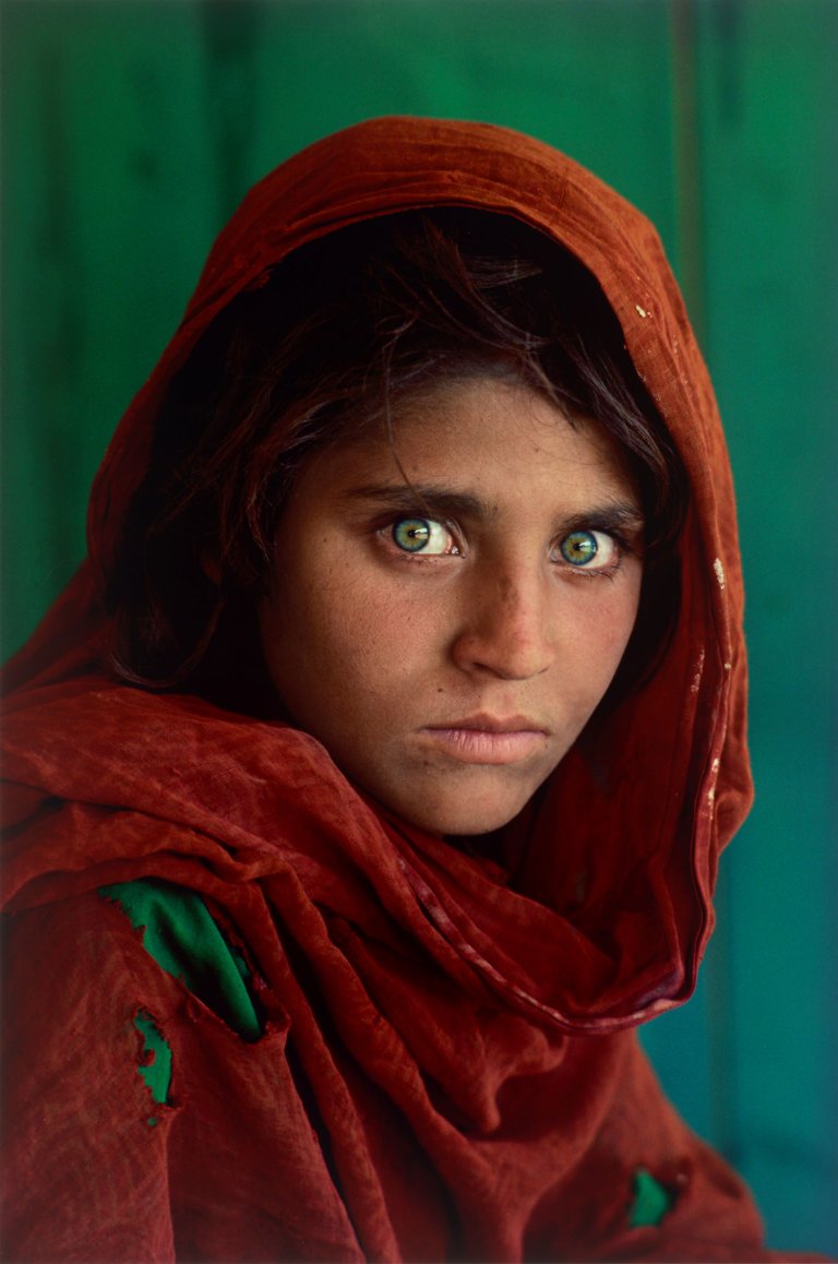 Auf diesem Bild ist das folgende Kunstwerk zu sehen: Steve McCurry. Sharbat Gula, Afghan Girl, Pakistan. 1984.