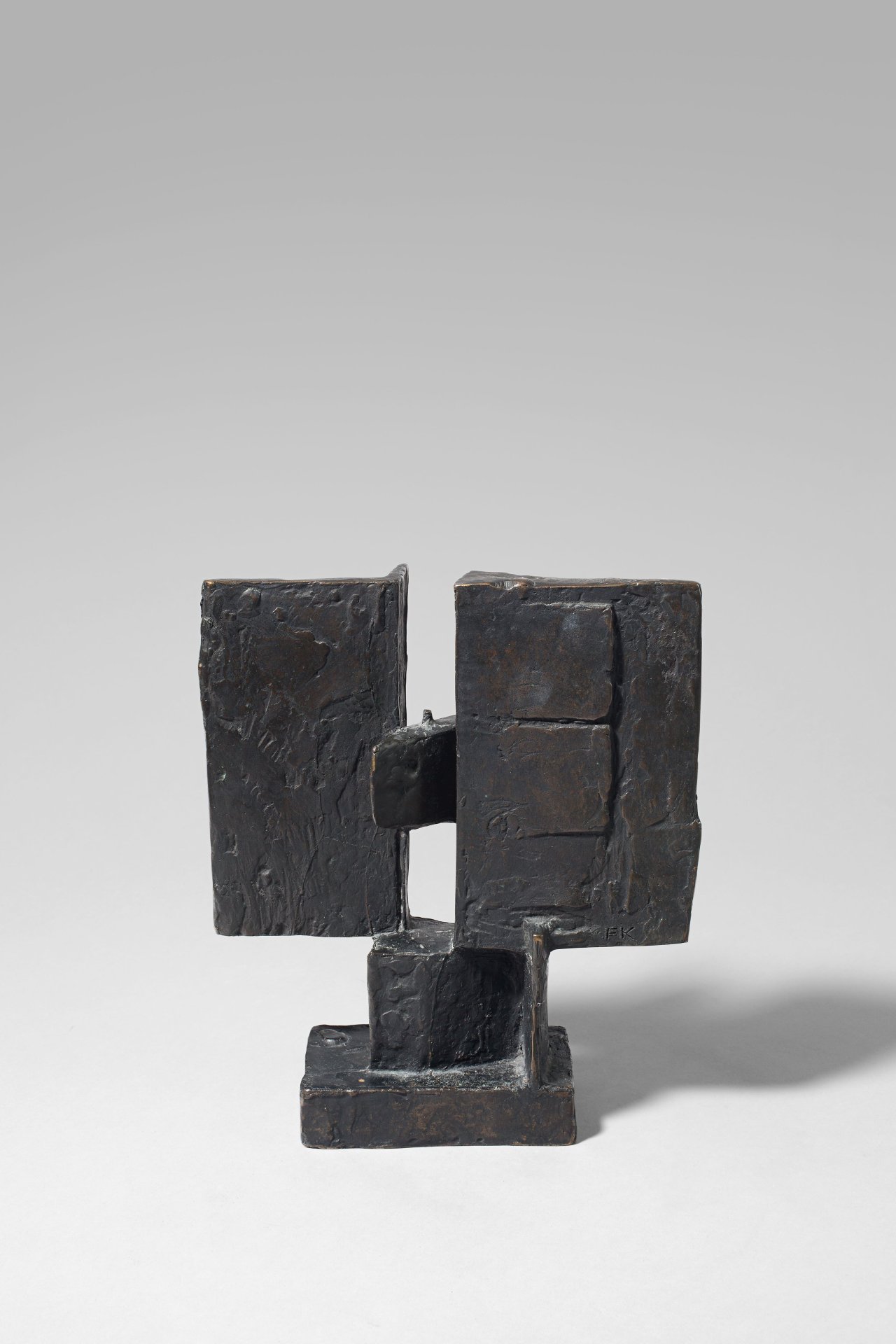 Auf diesem Bild ist das folgende Kunstwerk zu sehen: Fritz Koenig. „Torflügel“. 1963.