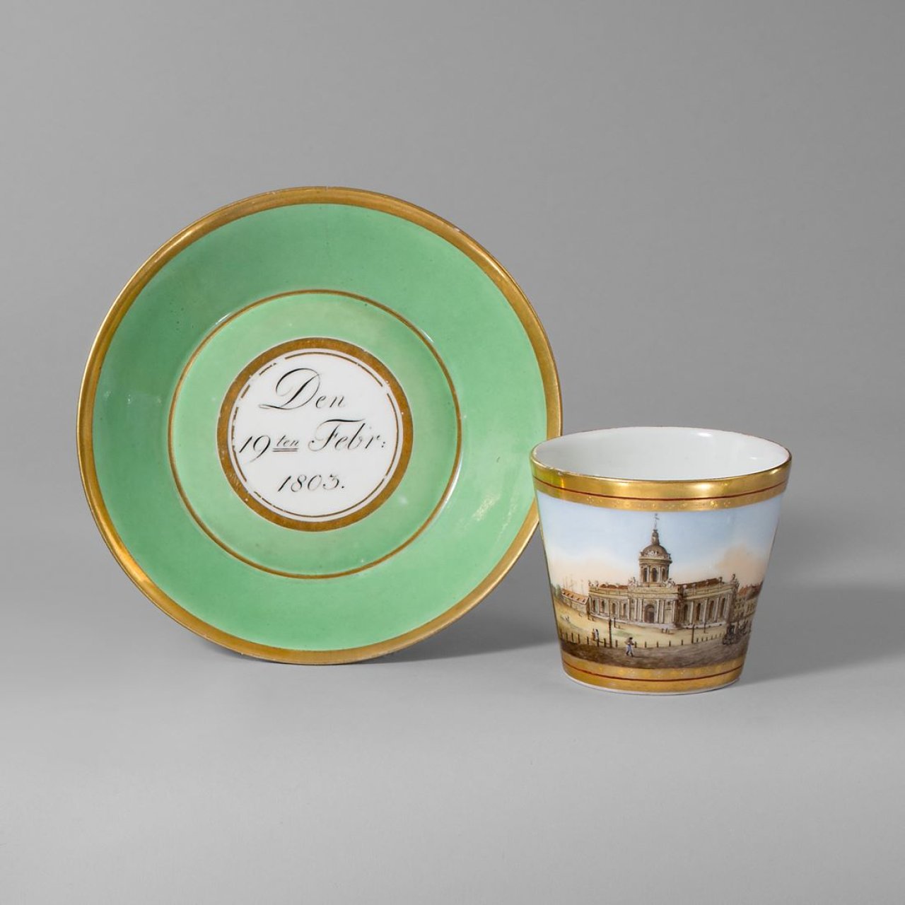 Auf diesem Bild ist das folgende Kunstwerk zu sehen:  KPM Königliche Porzellan-Manufaktur Berlin. Gedenktasse Konisch mit mint-grünem Fond, Henkel à la grecque mit der Ansicht der Domkirche in Berlin, „Den 19ten Febr: 1803.“. 1803.