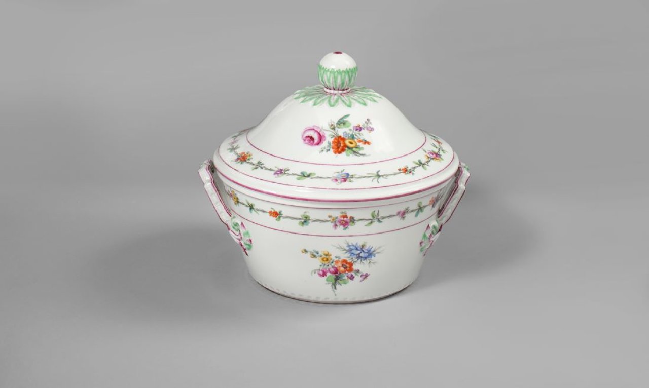 This picture shows the following artwork:  KPM Königliche Porzellan-Manufaktur Berlin. Round lidded tureen from the table service for King Friedrich Wilhelm II. of Prussia (1744–1797) – 
