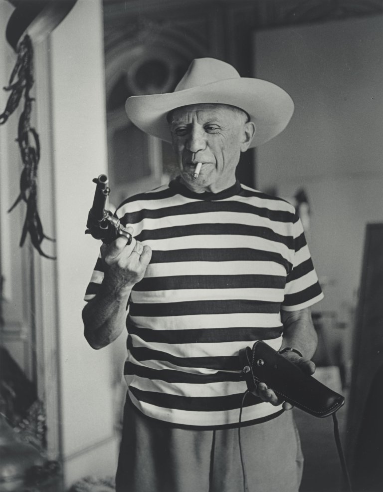 Auf diesem Bild ist das folgende Kunstwerk zu sehen: André Villers. „Picasso avec le Chapeau et le Colt offerts par Gary Cooper, Cannes“. 1959.