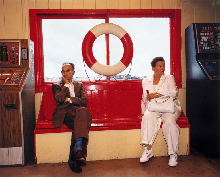 Auf diesem Bild ist das folgende Kunstwerk zu sehen: Martin Parr. Aus der Serie „Bored Couples“. 1992.
