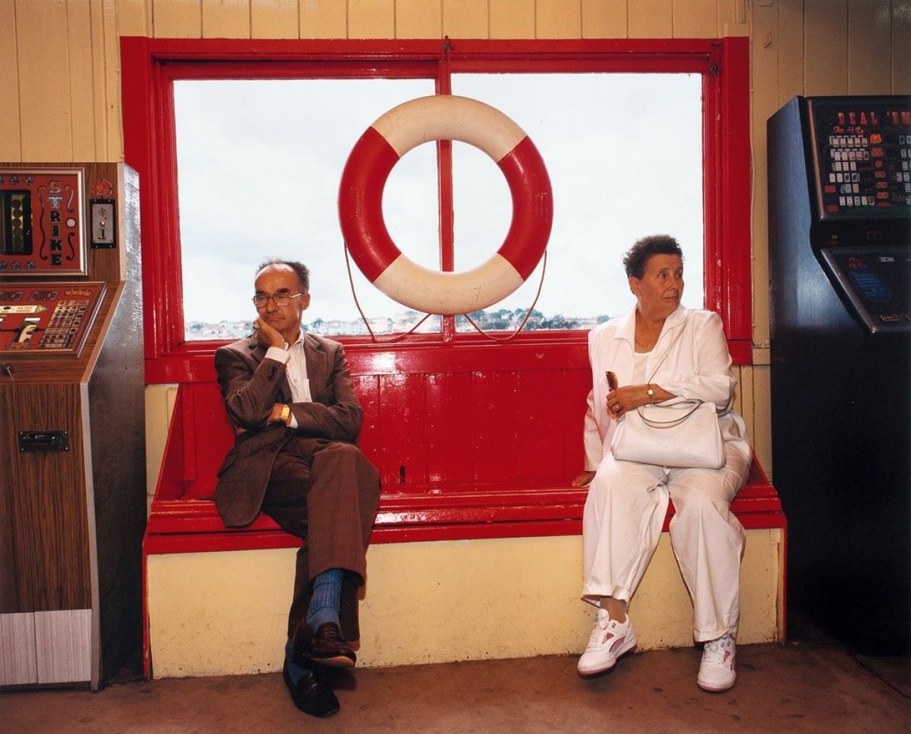 Auf diesem Bild ist das folgende Kunstwerk zu sehen: Martin Parr. Aus der Serie „Bored Couples“. 1992.