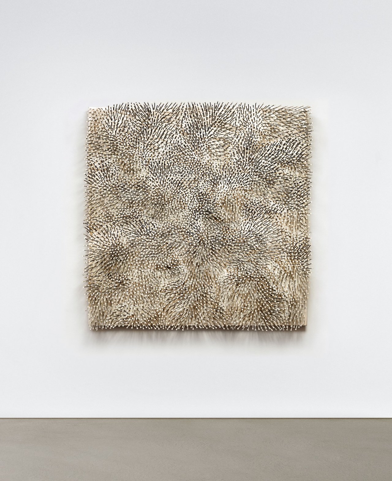 Auf diesem Bild ist das folgende Kunstwerk zu sehen: Günther Uecker. „Weißer Wind“. 1986.