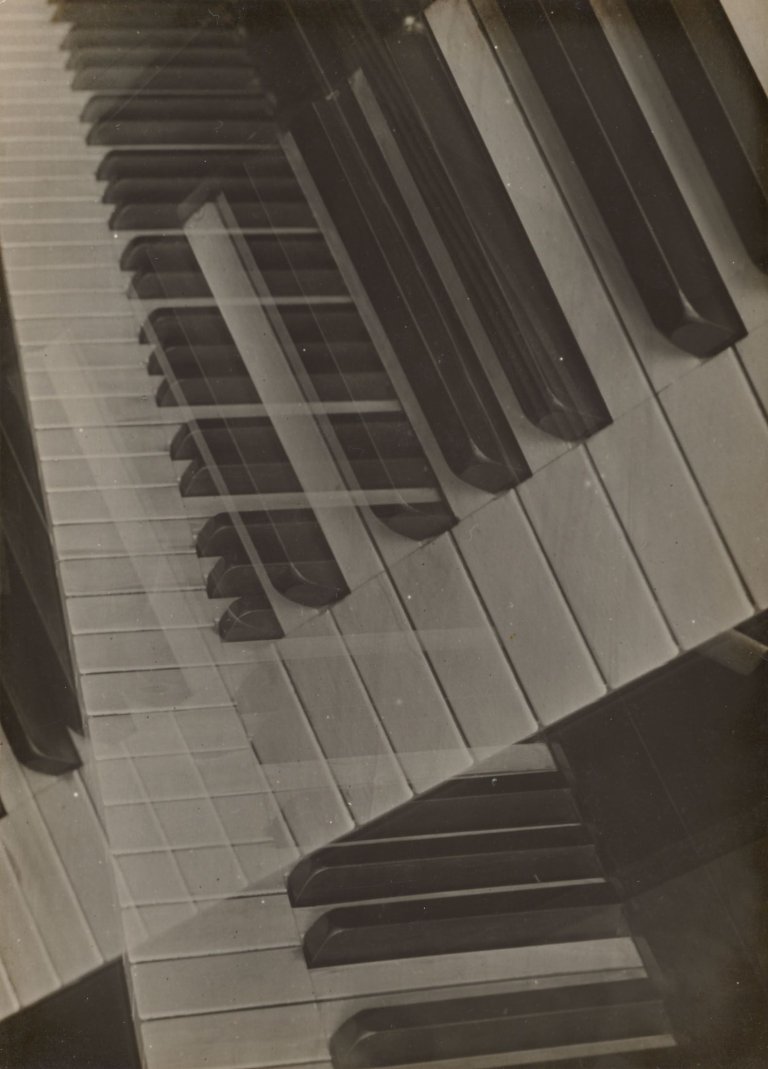 Auf diesem Bild ist das folgende Kunstwerk zu sehen: Ladislav Emil Berka. „Klávesy, Praha“ (Klaviertasten, Prag). 1930.