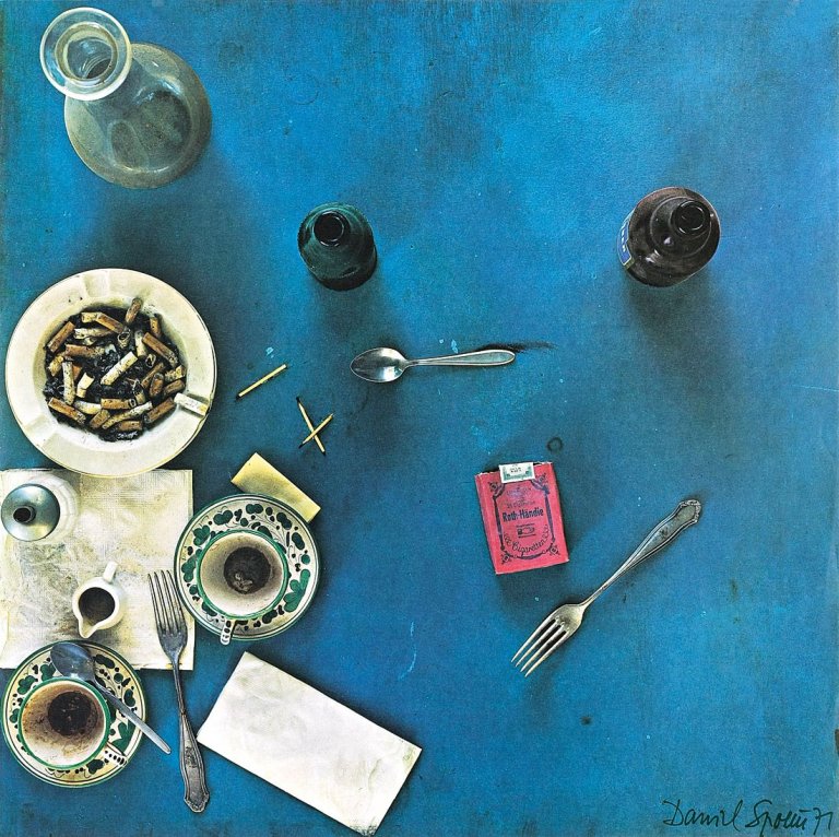 Auf diesem Bild ist das folgende Kunstwerk zu sehen: Daniel Spoerri. „Fallenbild Tableau Piège“. 1971.