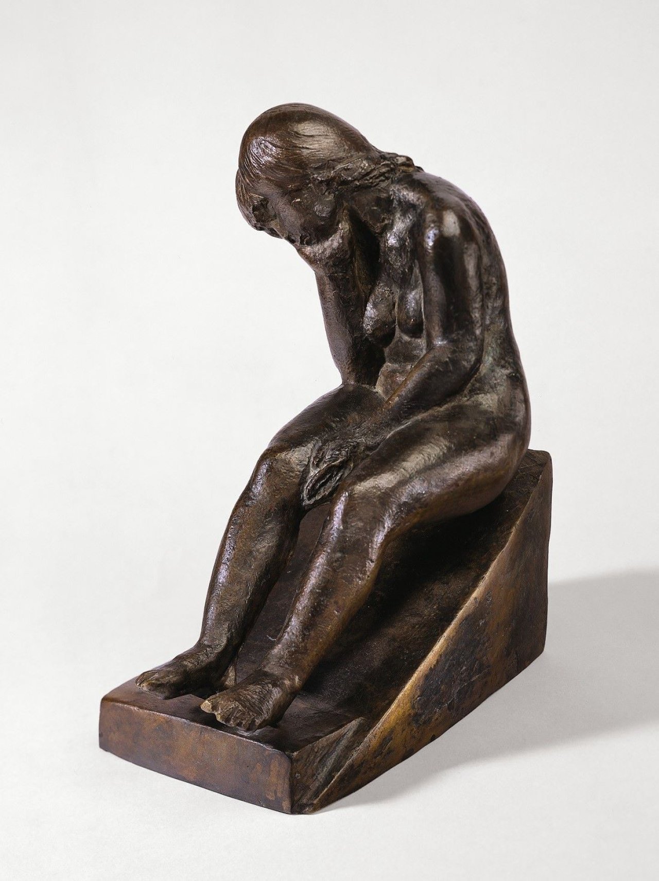 Auf diesem Bild ist das folgende Kunstwerk zu sehen: Waldemar Grzimek. „Träumende“. 1979.